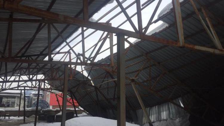 Kar biriken iş merkezinin çatısı çöktü