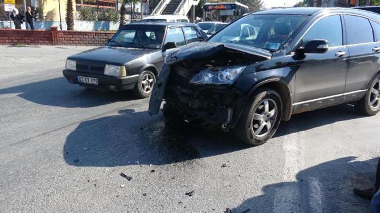 Aydında minibüs, otomobile çarptı: 3 yaralı