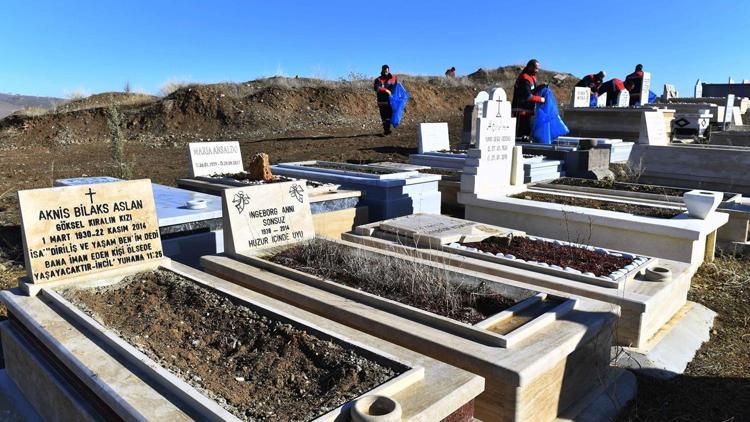 Kırılan mezarlar onarılıyor