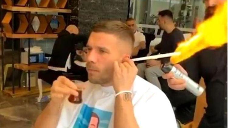 Lukas Podolski’nin, berber koltuğunda çay keyfi