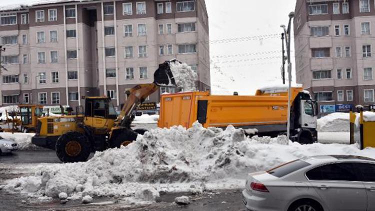 Bitlis’te karlar kamyonlarla şehir dışına taşınıyor