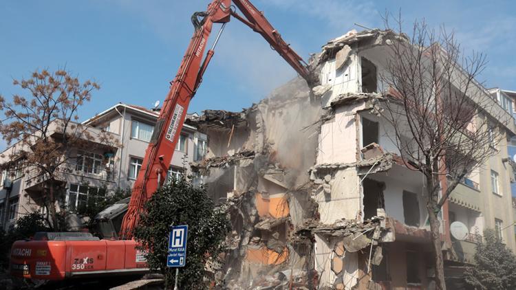 İstanbul’da 5.8’lik depremin ardından hasar gören binanın yıkımı gerçekleştirildi