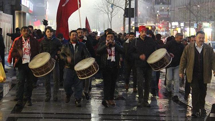 Demir Grup Sivassporlu taraftarlardan hakem hatalarına tepki yürüyüşü