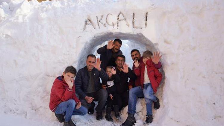 Yüksekovalılar evlerine ‘kar tünelinden girip, çıkıyor