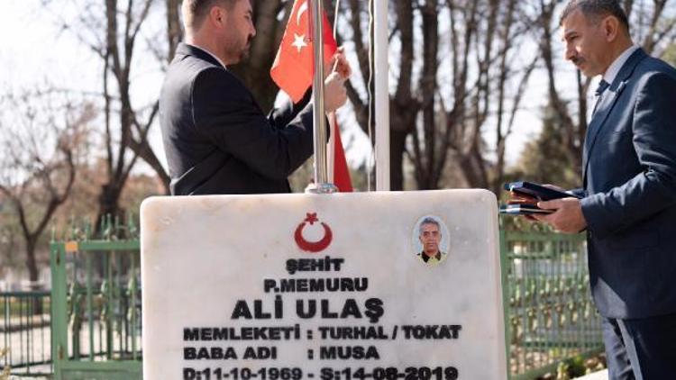 Turhalda şehit mezarlarının bayrakları yenilendi