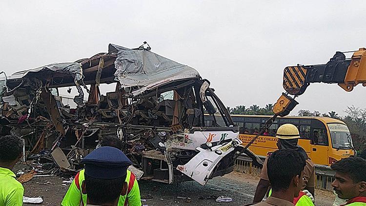 Hindistan’da TIR yolcu otobüsüne çarptı: 20 ölü