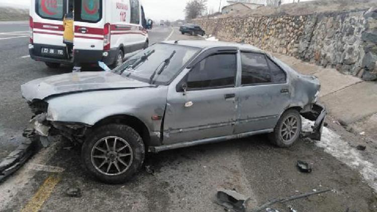Otomobil istinat duvarına çarptı: 6 yaralı