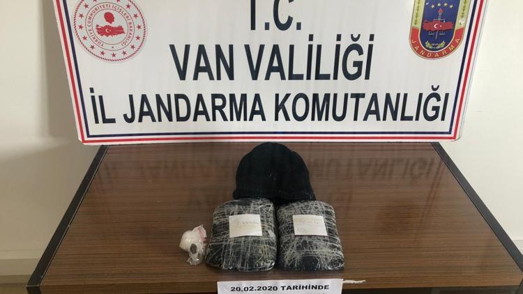 Afganistanlı yolcunun montundan 3 kilo esrar çıktı