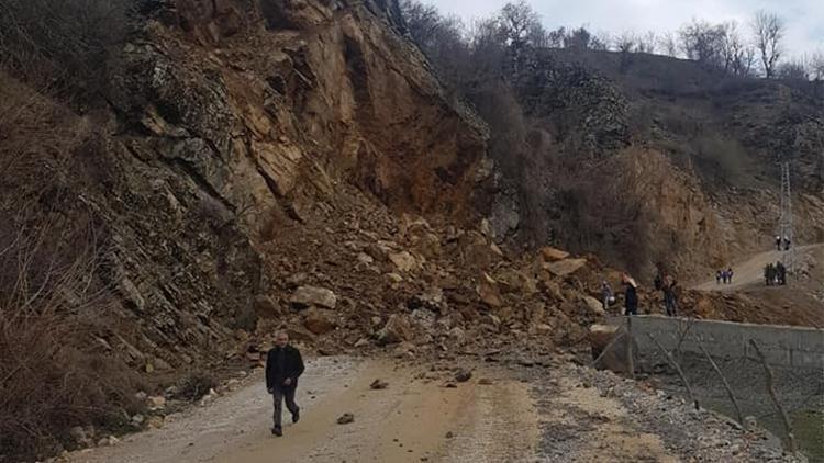 Heyelan köy yolunu ulaşıma kapattı