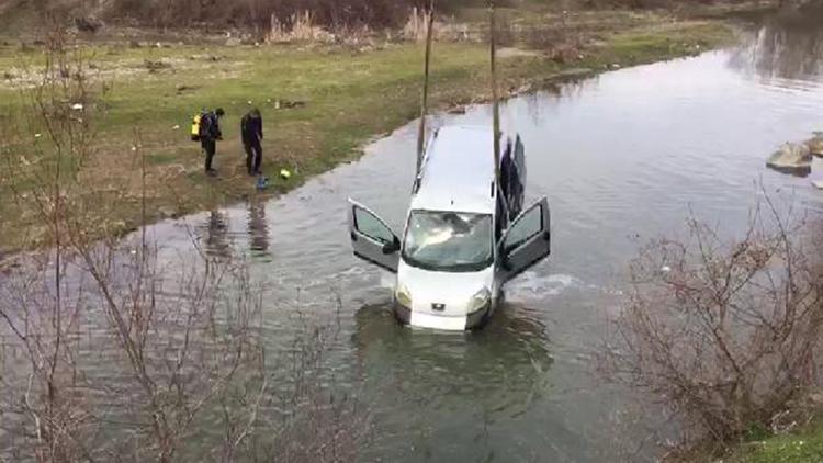 El freni çekilmeyince Yeşilırmaka düşen araç, AFAD yardımıyla çıkartıldı