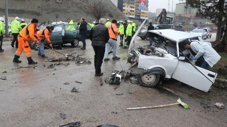 Önce otomobile, ardından yol kenarında yürüyen kişiye çarptı: 1 ölü, 4 yaralı