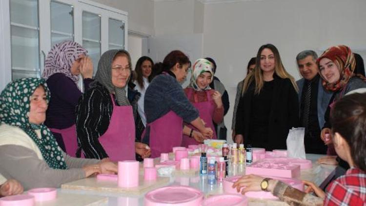 Suriyeli kadınlar katıldıkları kurslarla meslek sahibi oluyor