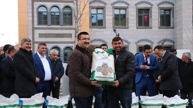 Çamardıda çiftçilere 2.5 ton tohum dağıtıldı