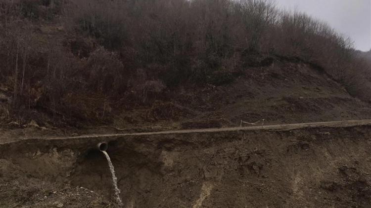 Heyelan köy yolunu kapattı