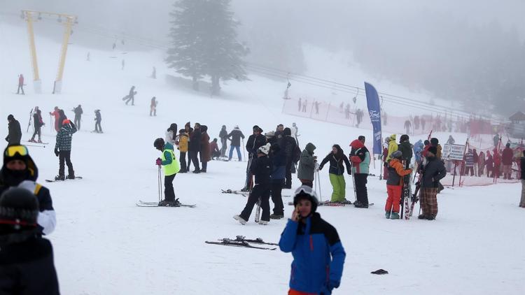 Sise rağmen pistler doldu, teleferikte uzun kuyruklar oluştu