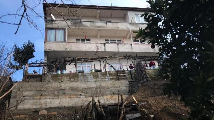 Zonguldakta 9 kişinin oturduğu binaya heyelan tahliyesi