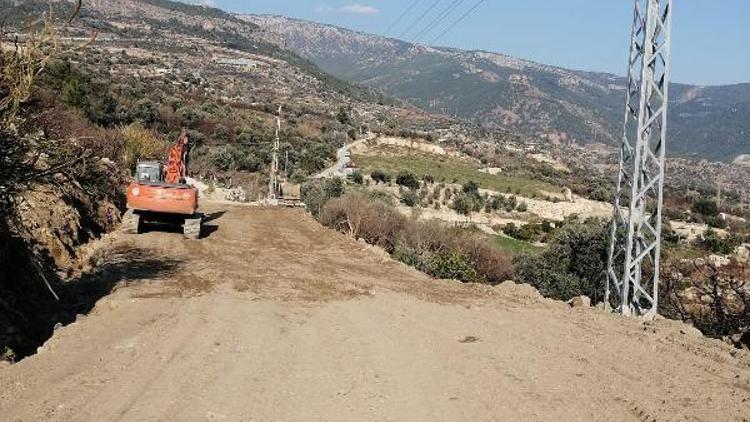 Heyelanda zarar gören yolu trafiğe açıldı