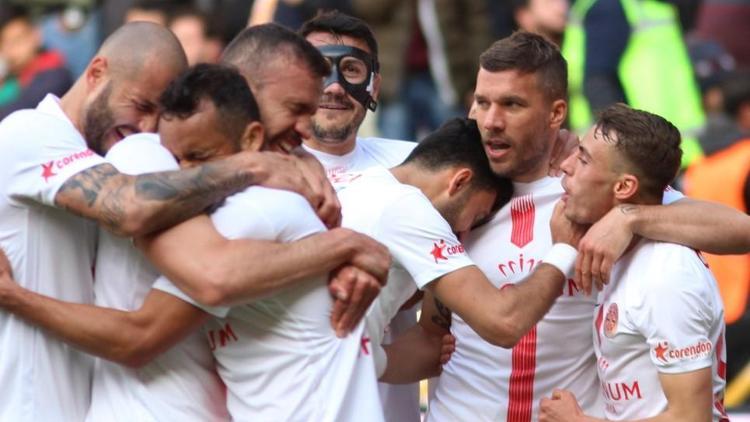 10 kişi kalan Antalyaspor Malatya deplasmanında Podolski ile güldü