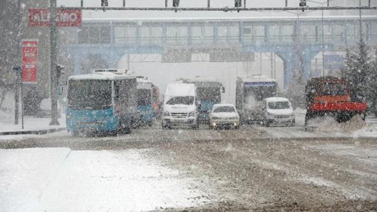 Erzurumda 57 yerleşim biriminin yolu kardan kapandı