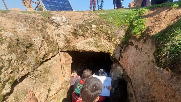İdlibde çatışmalardan kaçanlar, mağaralara sığınıyor