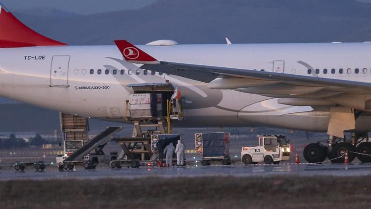 İrandan Türk vatandaşlarını getiren uçağın dezenfekte işlemi tamamlandı