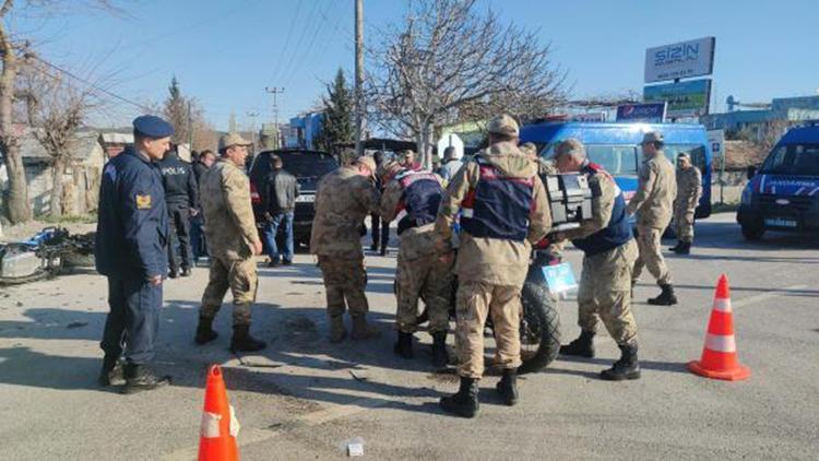 Jandarma motosikletleri ile otomobil çarpıştı: 3 asker yaralı