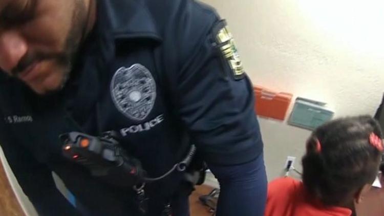 ABDde 6 yaşındaki kız çocuğu kelepçe takılarak gözaltına alındı