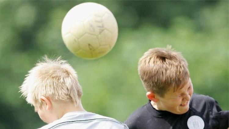 İngiltere, İskoçya ve Kuzey İrlandada 11 yaşından küçük çocukların topa kafa vurması yasaklandı