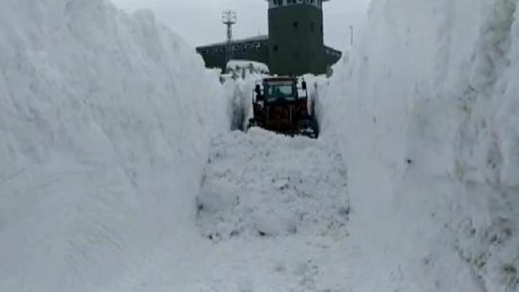 Üs bölgesinin yolunu açmak için metrelerce karla mücadele