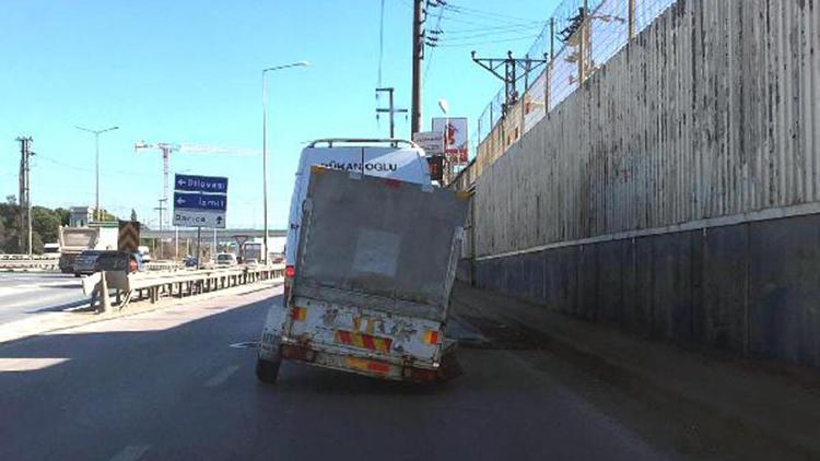 Minibüsün çektiği tek tekerlekli römorkla trafikte ilerledi