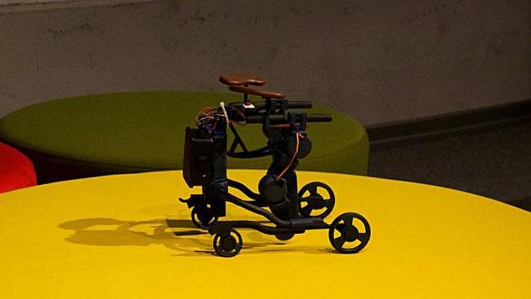 Kas hastası çocuklar için mobil yürüme robotu