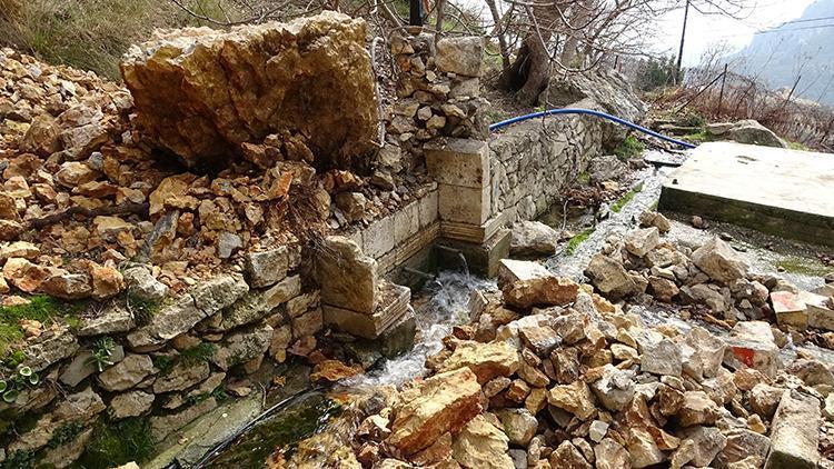 700 yıllık çeşmenin üzerine kaya düştü