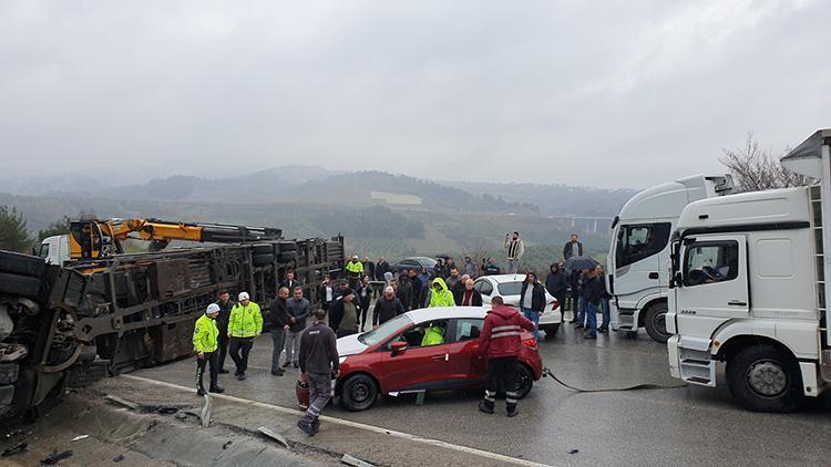 Bursa- İstanbul Karayolunda TIR devrildi, otomobiller yola savruldu