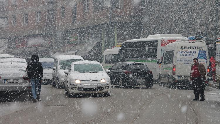 Bitlis’te kar yağışı etkili oluyor