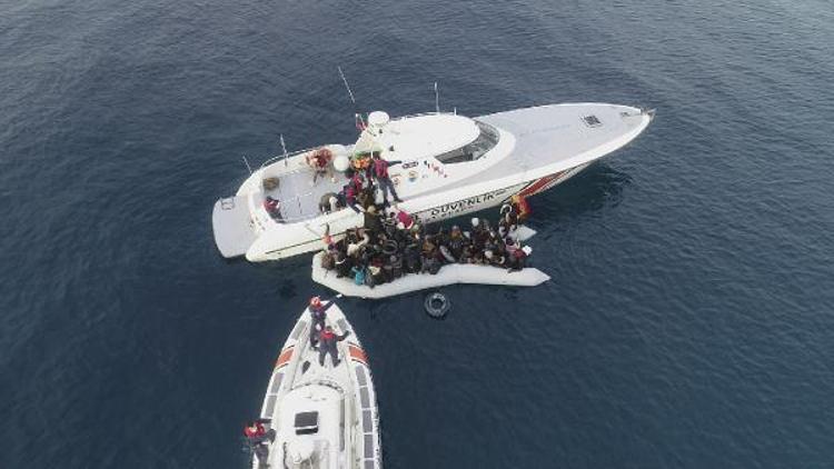 Göçmenlerin denize açıldığı bot su aldı, Sahil Güvenlik kurtardı
