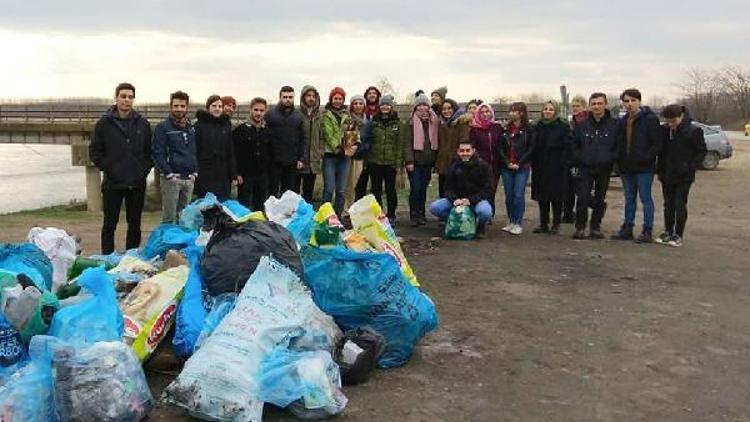 Edirne’de, çevreciler Meriç Nehri kıyısında temizlik yaptı