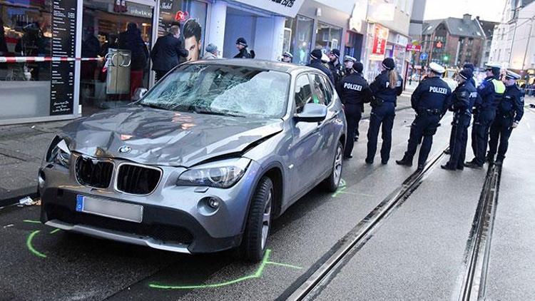 Kırmızı ışığı fark etmedi, otobüs durağına daldı