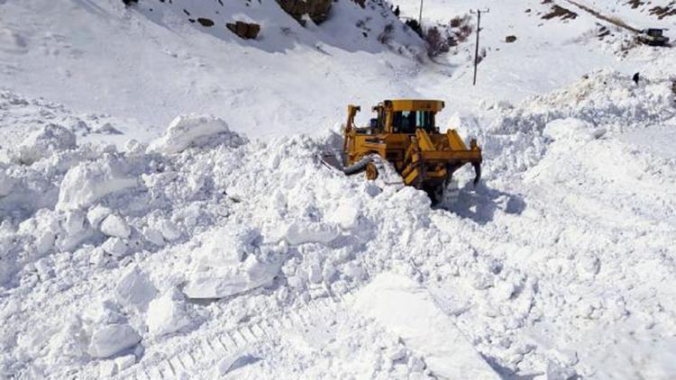 Başkalede çığ nedeniyle kapanan mahalle yolu ulaşıma açıldı