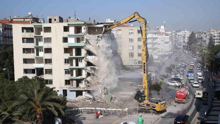 İzmirdeki yatık binalarda ilk yıkım başladı