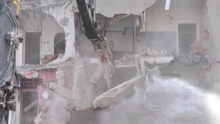 Bağcılarda ağır hasarlı olduğu tespit edilen 5 katlı binanın yıkımı gerçekleştirildi
