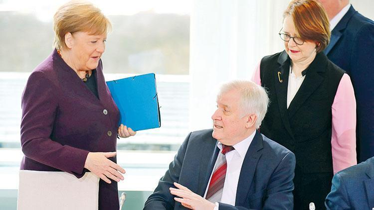 Merkel’in eli havada kaldı