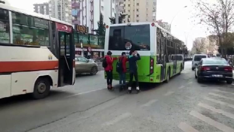 Adanada tehlikeli görüntü Öğrencileri gören şaştı kaldı