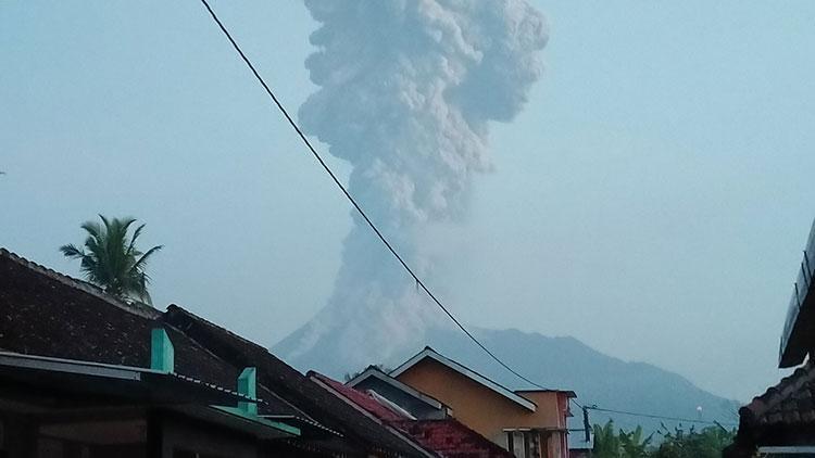 Endonezyada Merapi Yanardağında patlama Uçuşlar askıya alındı