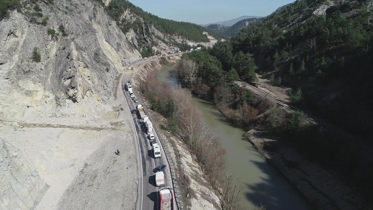 Karabük- Zonguldak karayolunda yolunda heyelan Yol ulaşıma kapandı