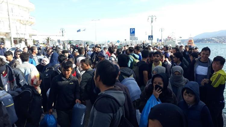 Göçmenler için Atinaya gemi kalkacağı iddiasını duyunca oraya akın ettiler