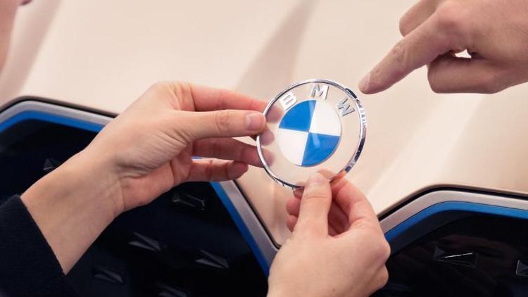 BMW logosunu değiştirdi İşte BMWnin yeni logosu