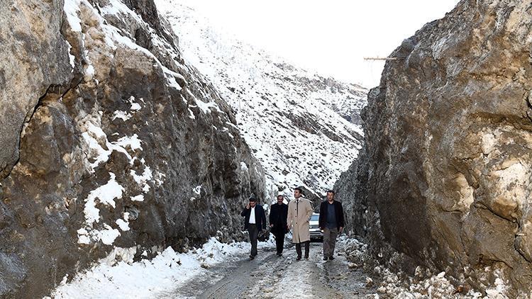 Yüksekliği 6-7 metreyi bulan çığlar temizleniyor