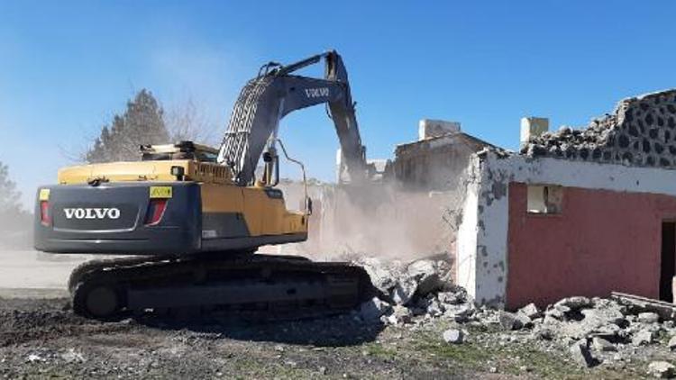 Diyarbakırda depremde hasar gören okul yıkıldı