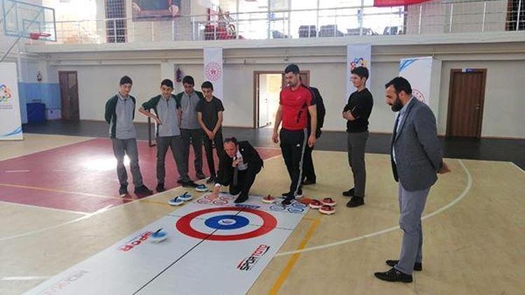 Kaymakam Akpınar, gençlerle curling oynadı