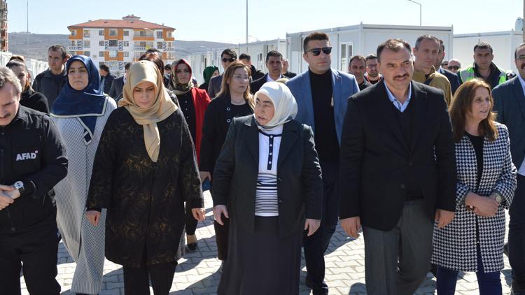 Elazığda Semiha Yıldırımdan depremzedelere geçmiş olsun ziyareti